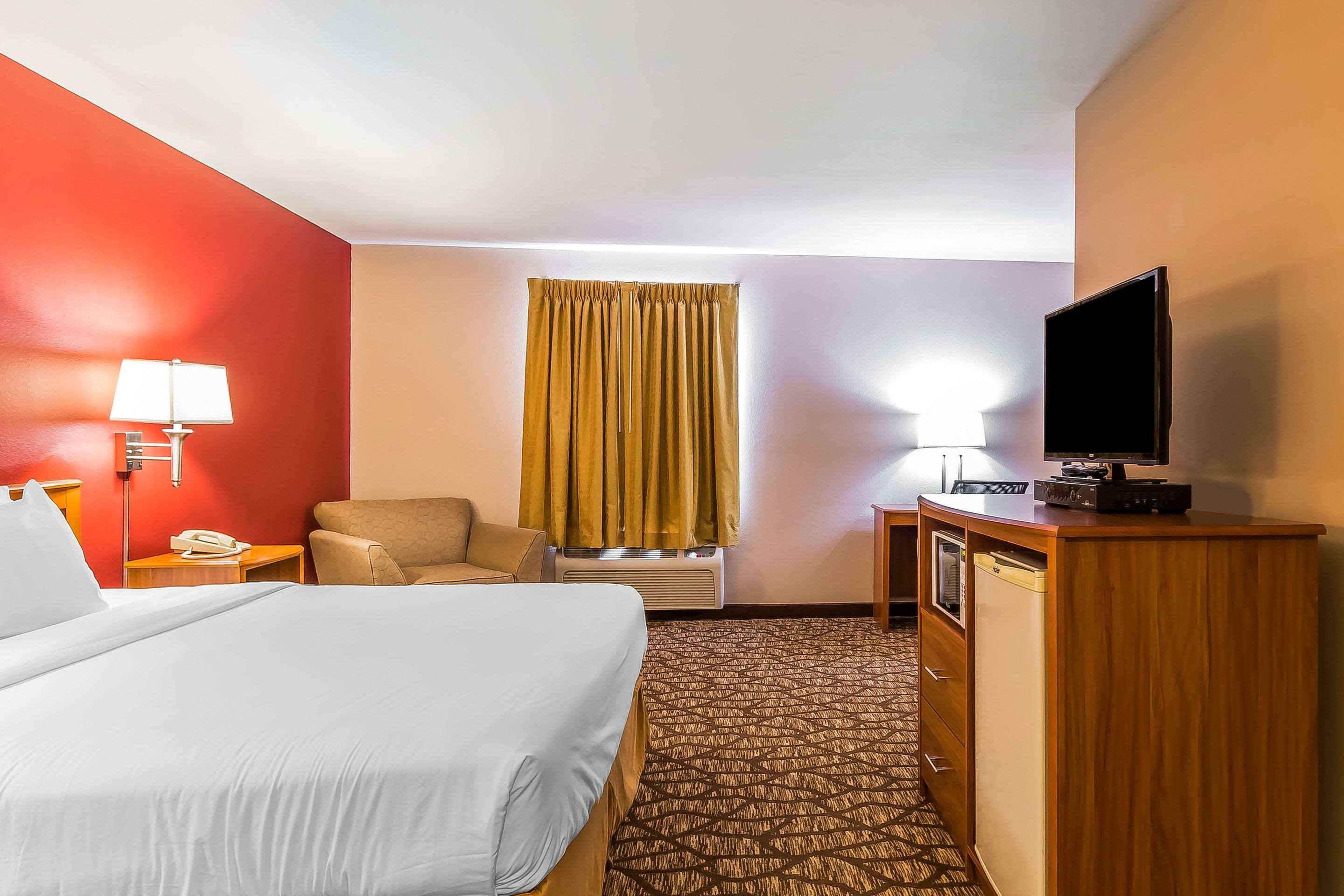 Quality Inn & Suites Chesterfield Village スプリングフィールド エクステリア 写真