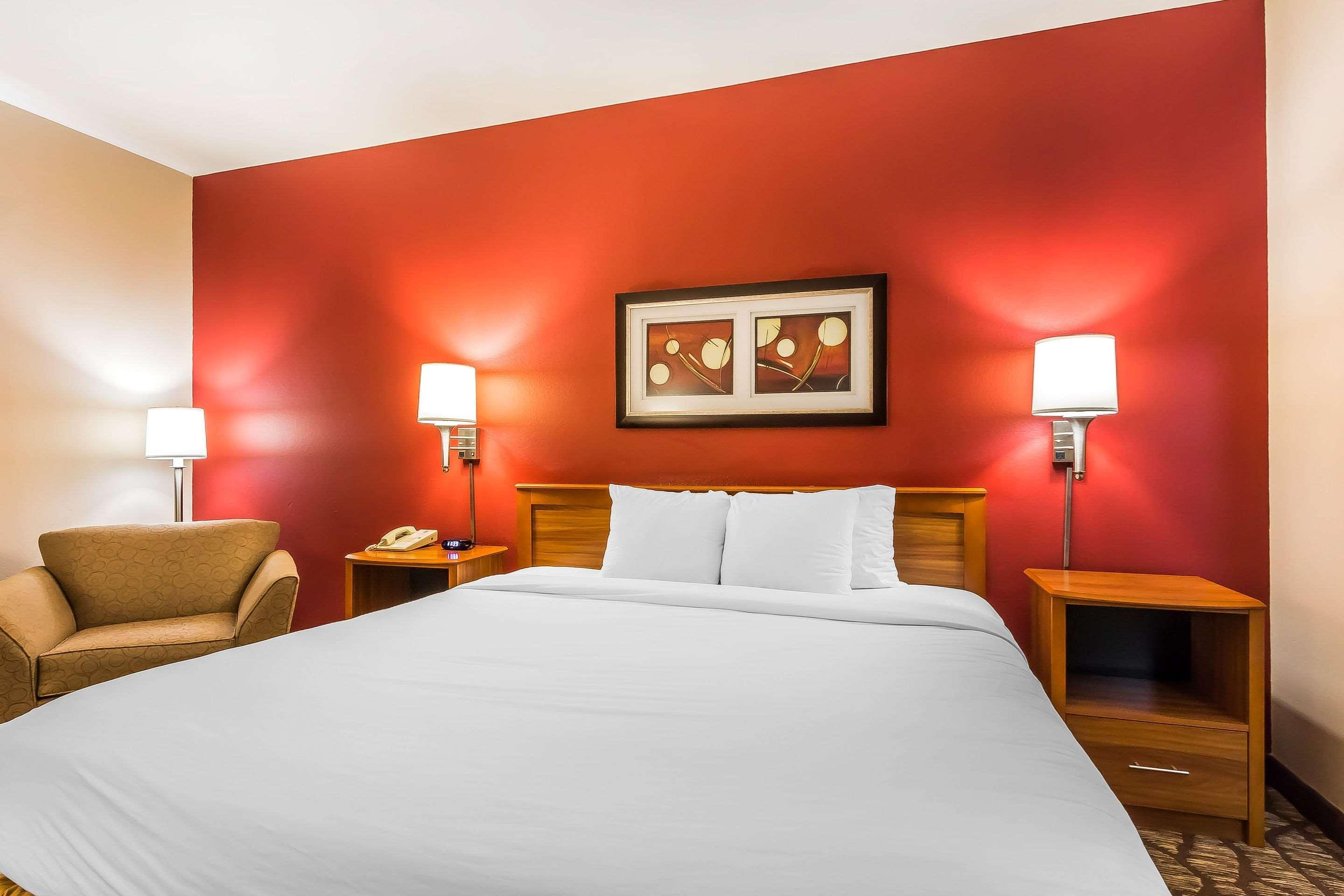 Quality Inn & Suites Chesterfield Village スプリングフィールド エクステリア 写真