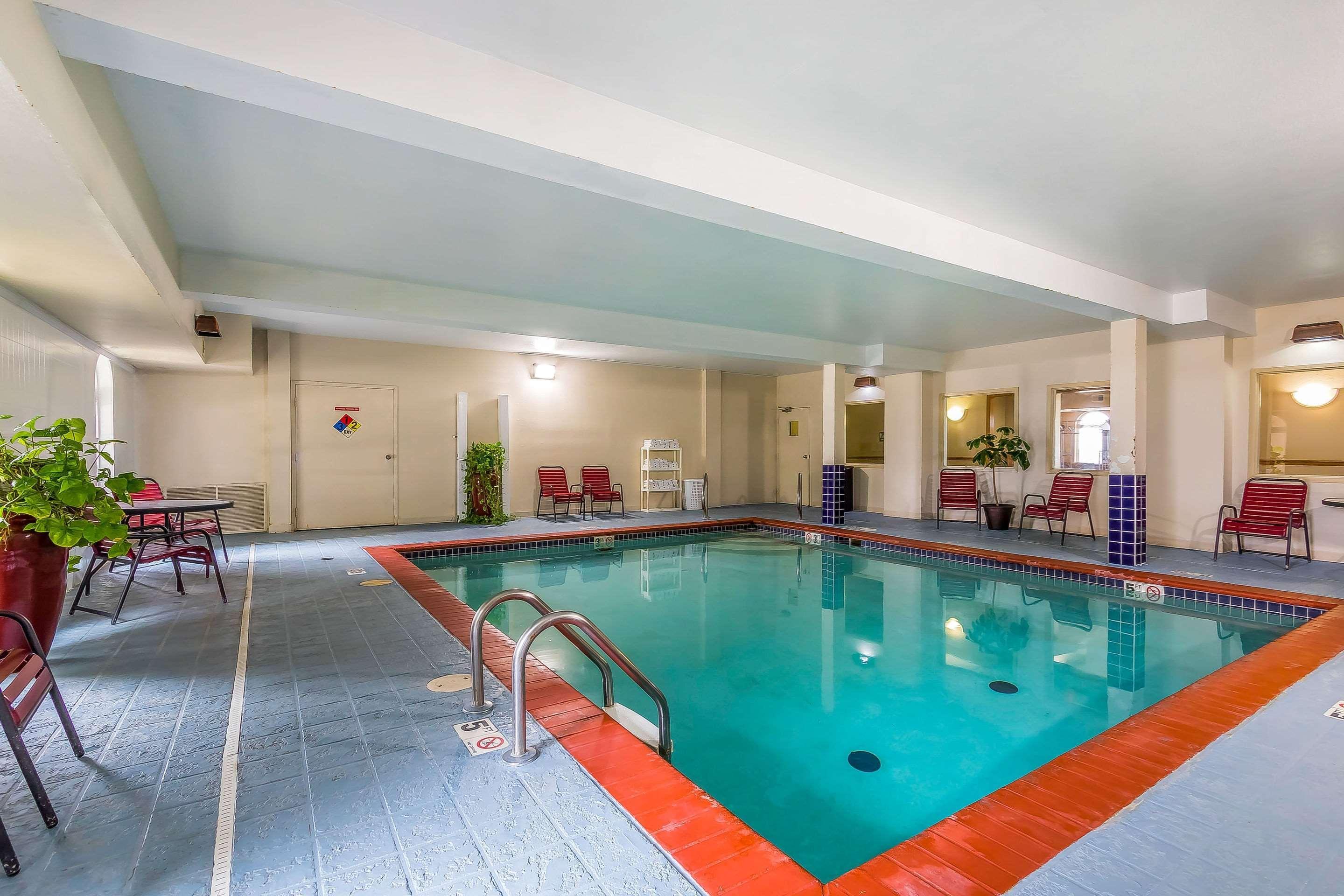 Quality Inn & Suites Chesterfield Village スプリングフィールド エクステリア 写真