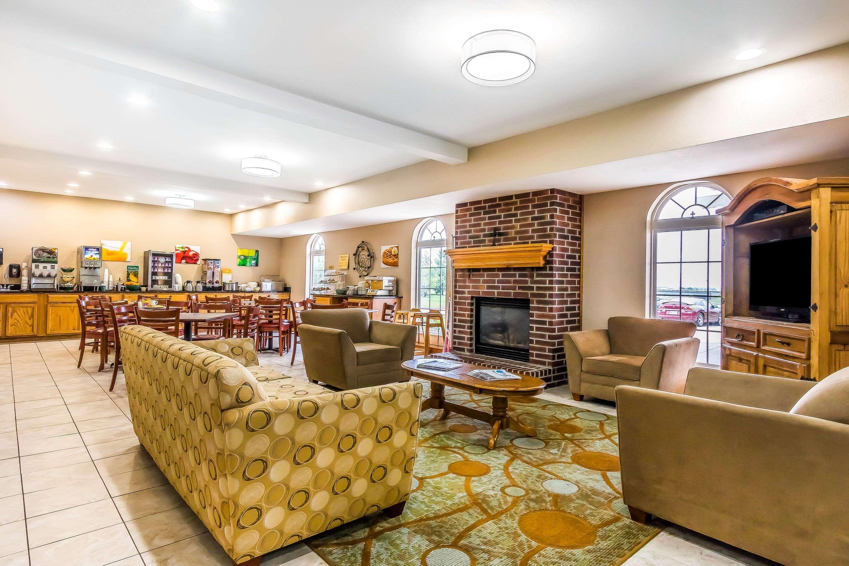 Quality Inn & Suites Chesterfield Village スプリングフィールド エクステリア 写真