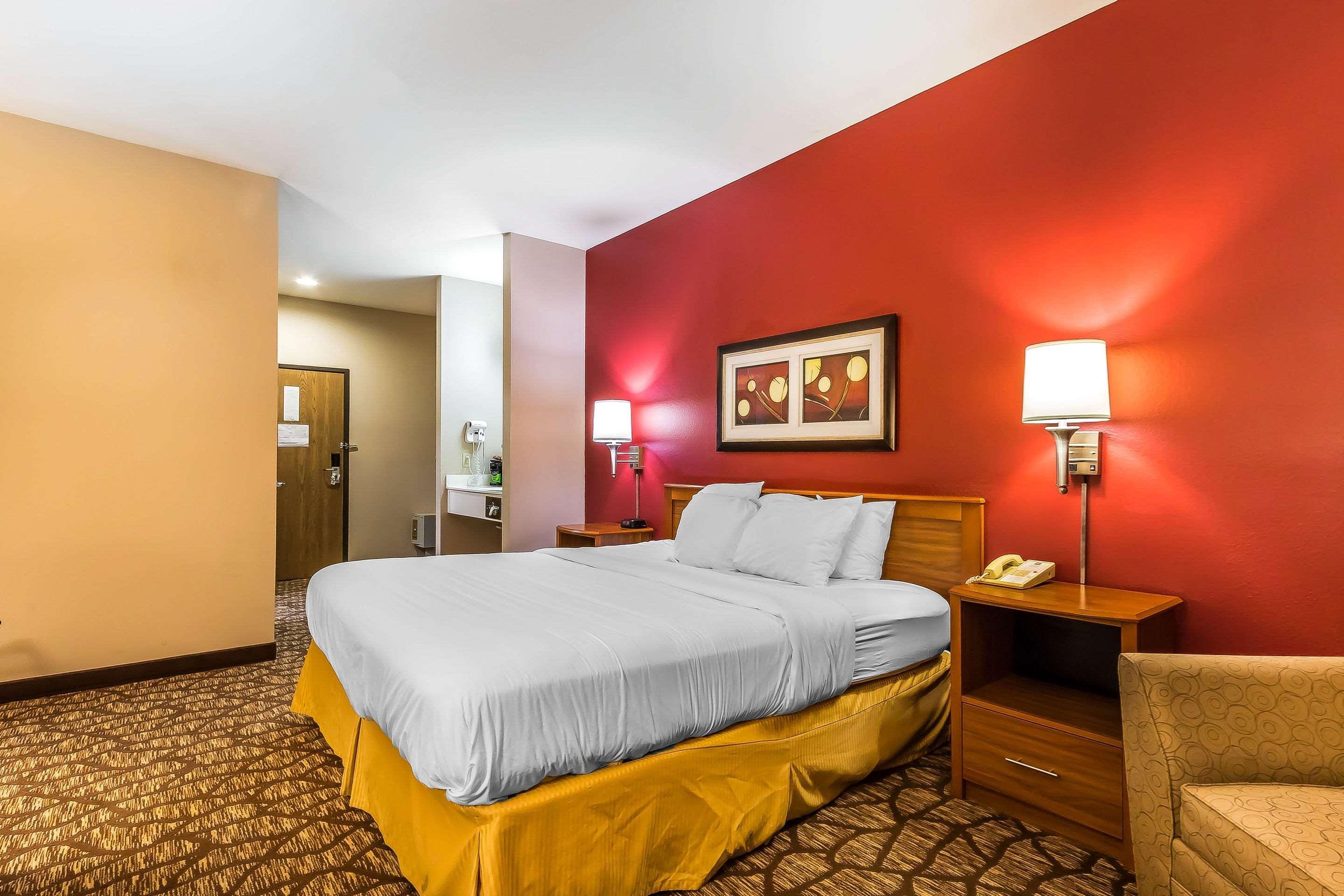 Quality Inn & Suites Chesterfield Village スプリングフィールド エクステリア 写真
