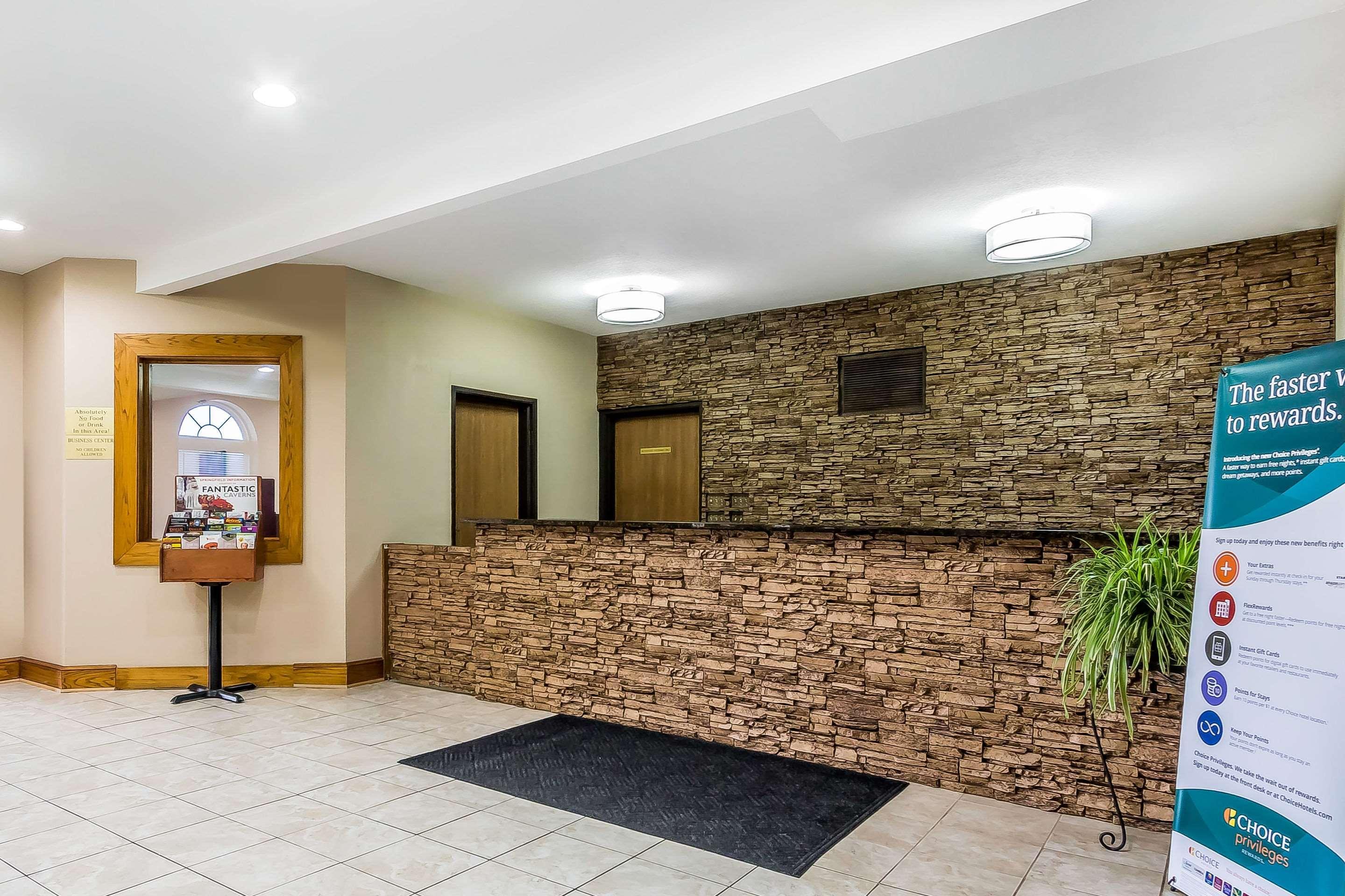 Quality Inn & Suites Chesterfield Village スプリングフィールド エクステリア 写真