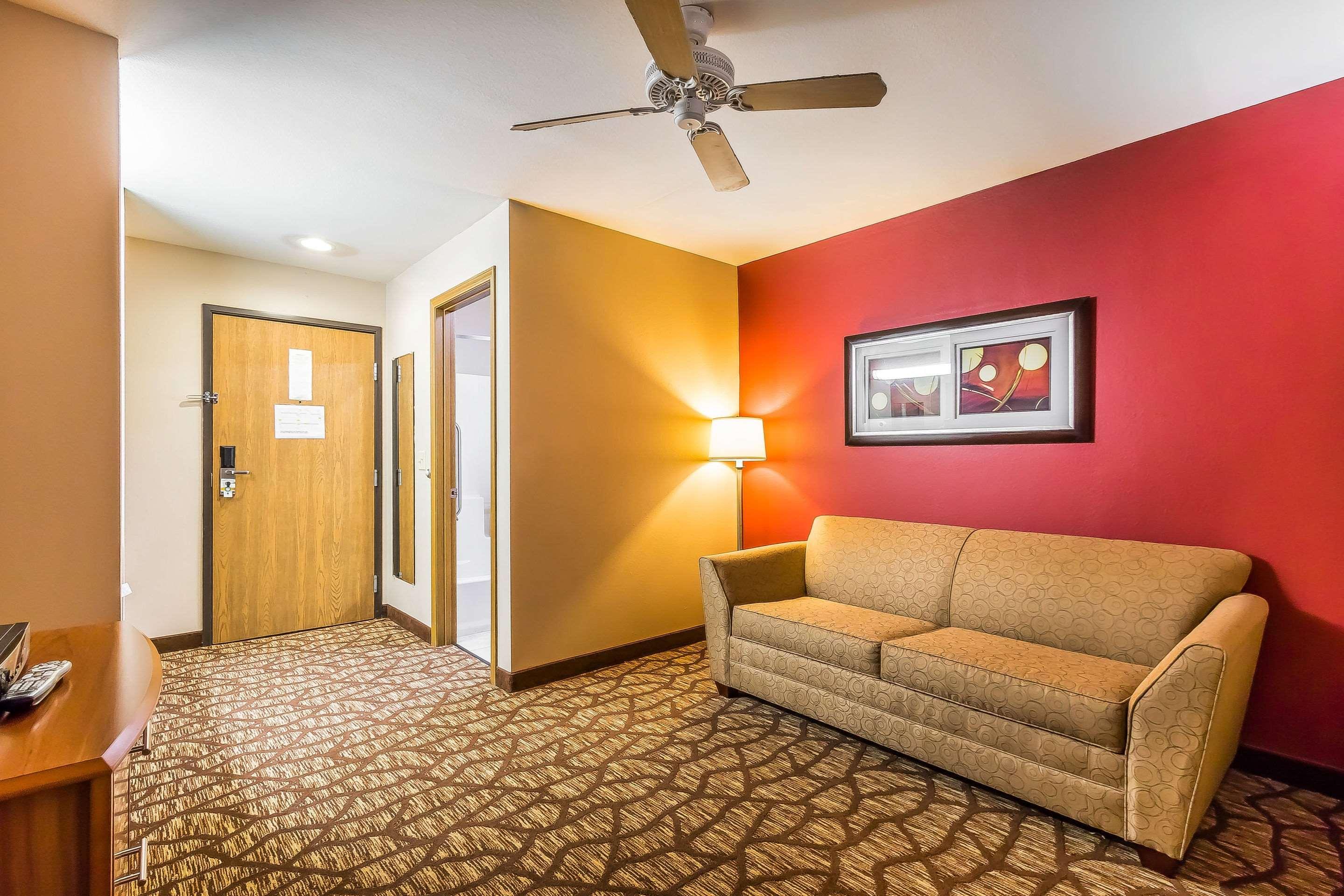 Quality Inn & Suites Chesterfield Village スプリングフィールド エクステリア 写真