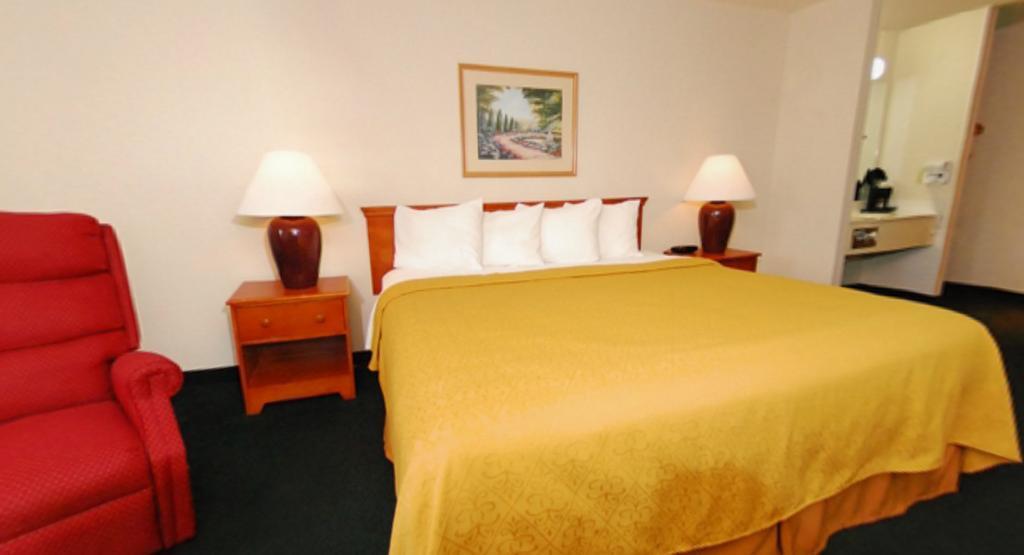 Quality Inn & Suites Chesterfield Village スプリングフィールド エクステリア 写真