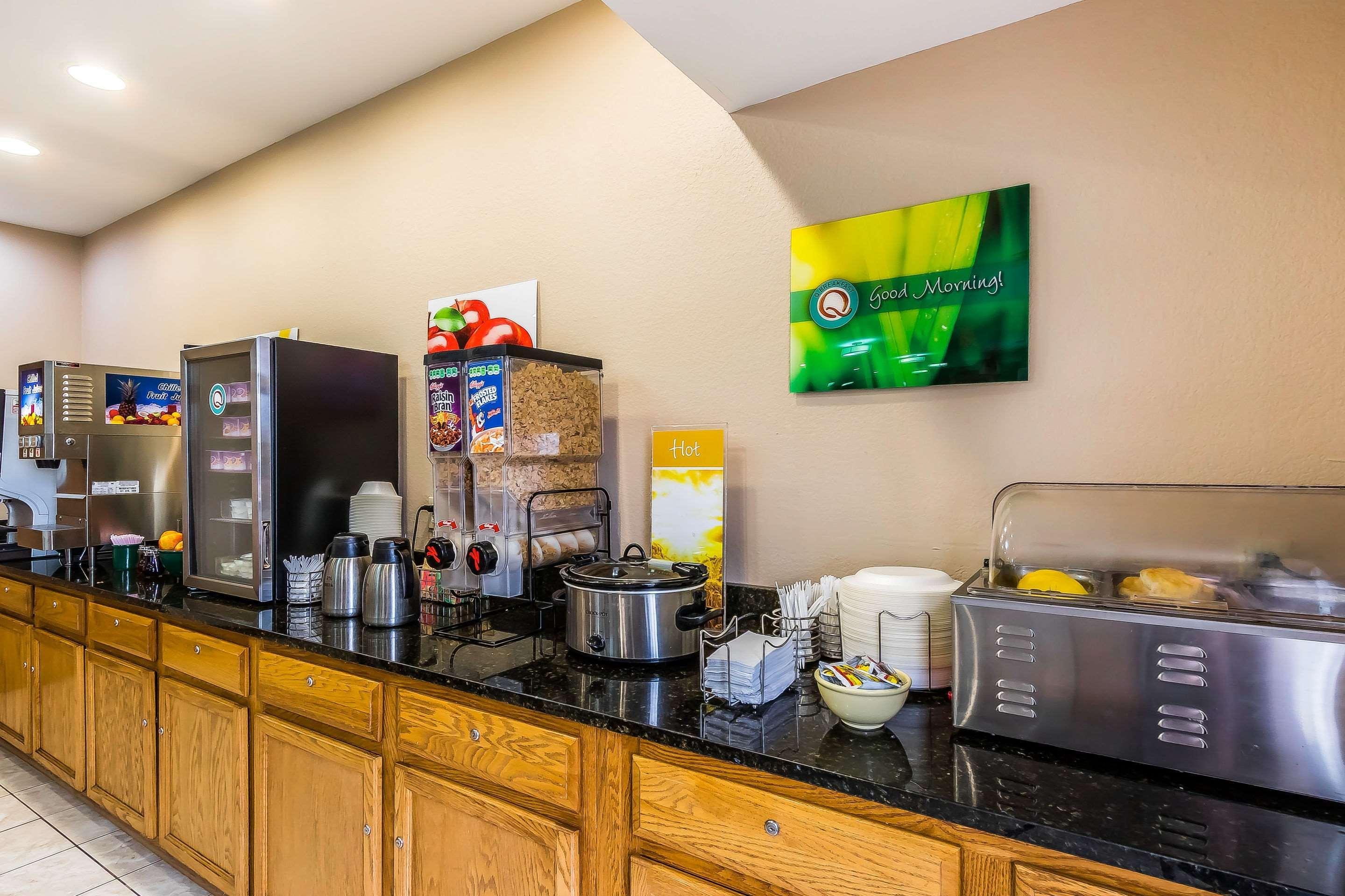 Quality Inn & Suites Chesterfield Village スプリングフィールド エクステリア 写真