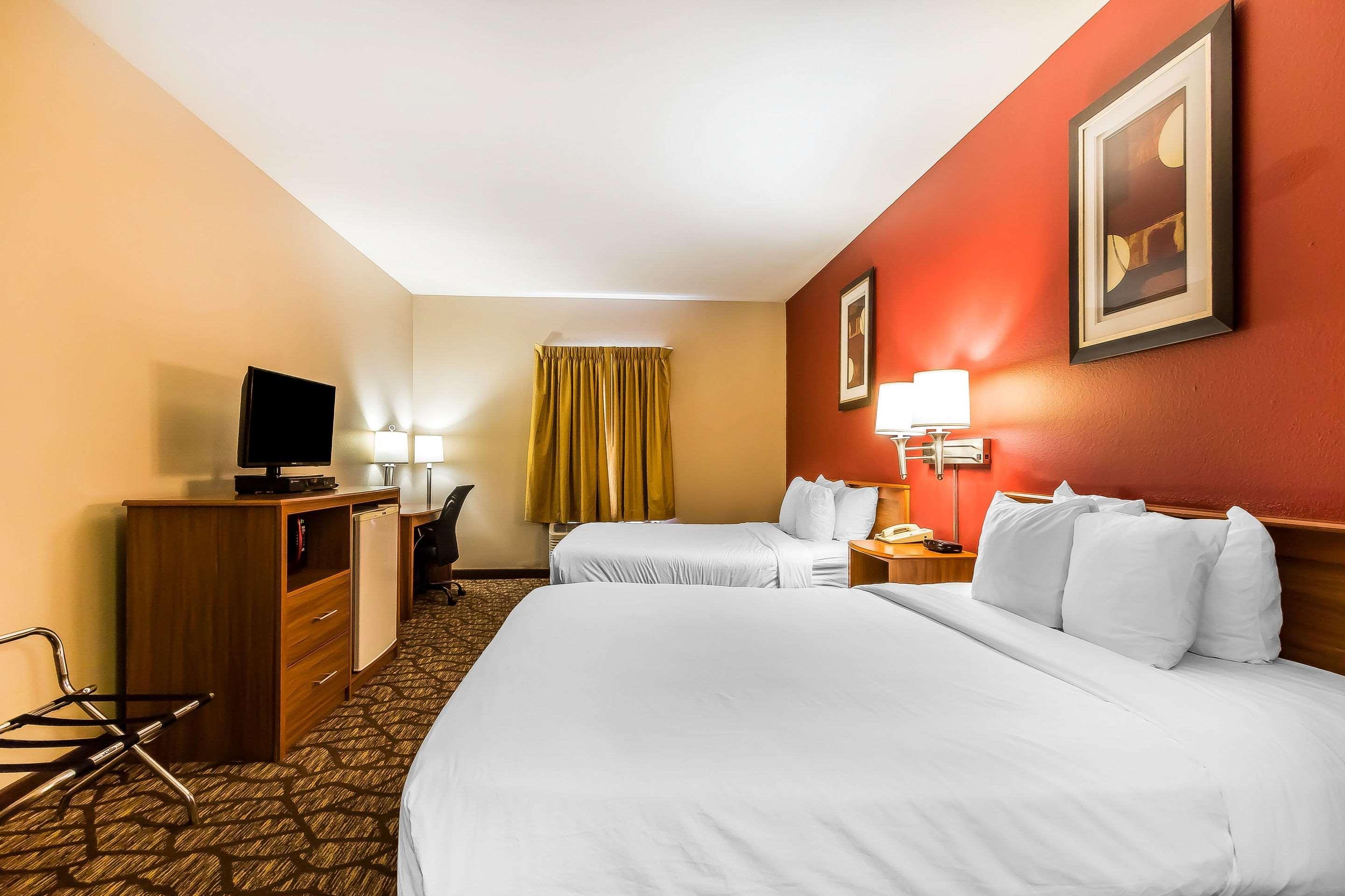 Quality Inn & Suites Chesterfield Village スプリングフィールド エクステリア 写真